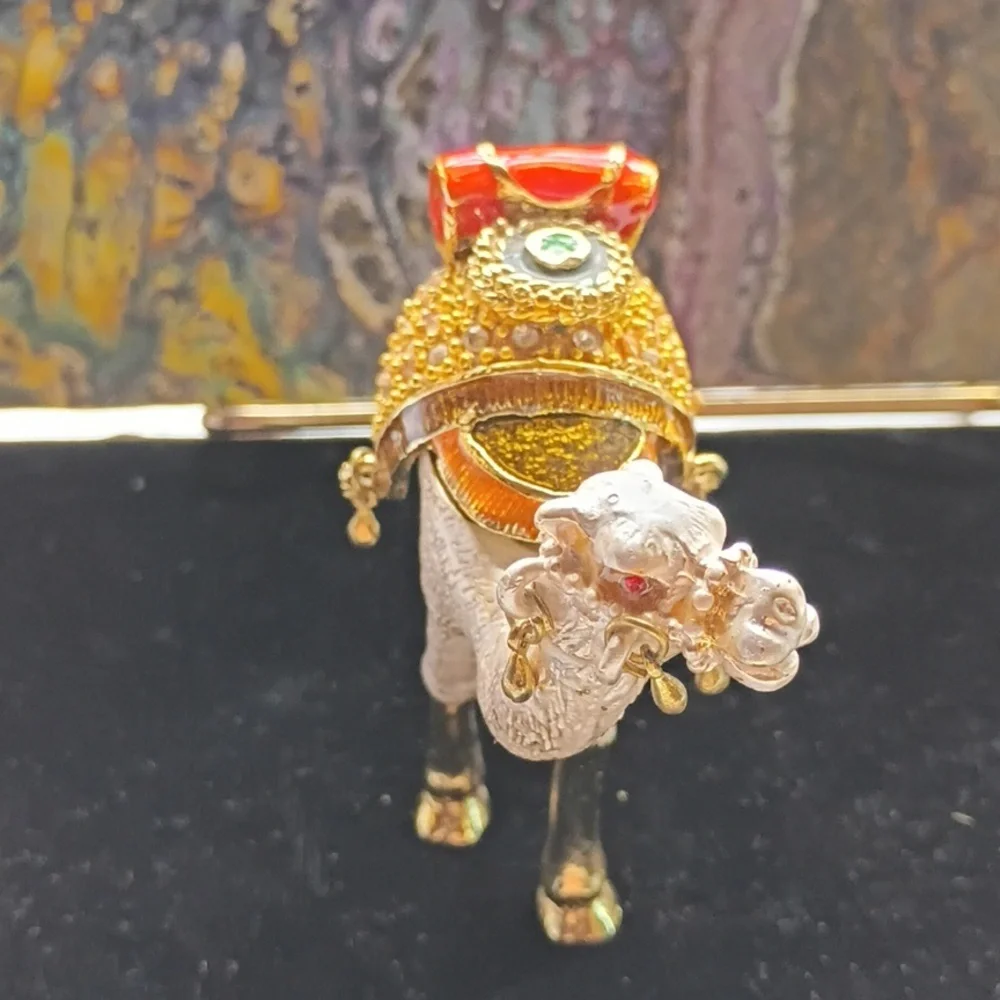 Elegant Camel Trinket Box with Gold Tones and Red Accents (Qifu)